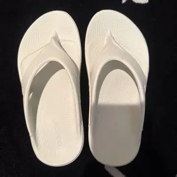 Oofos 화이트 비치 샌들