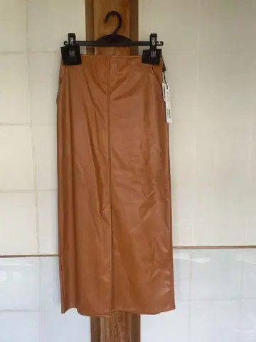 시니컬 카멜 가죽 타이트 스커트 슬릿