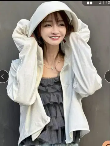 나루세 아이리 씨, 시노비 차광 후드티, 화이트
