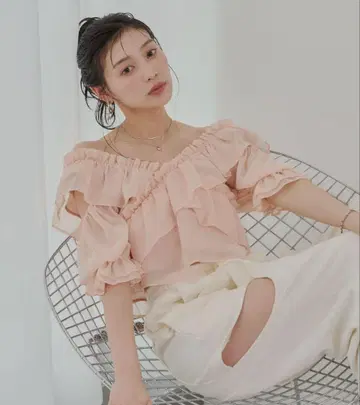 시어 플라워 숄더 슬릿 프릴 블라우스