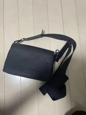 자라 숄더백 카드 포켓 부착