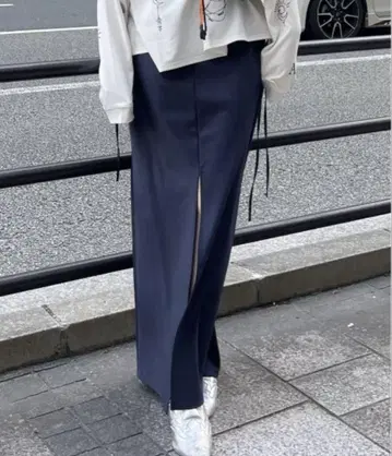 Ameri 네이비 슬릿 타이트 스커트