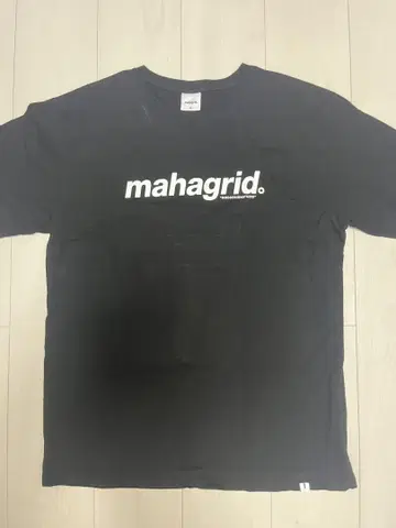 mahargrid. 블랙 티셔츠