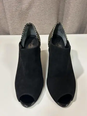 블랙 스웨이드 오픈토 부티