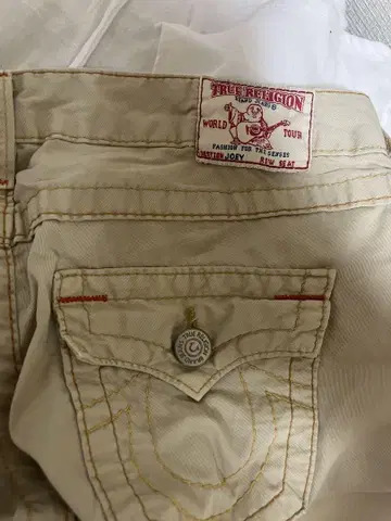 True Religion 베이지 플레어 팬츠
