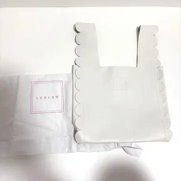 LUDLOW 화이트 토트백 스캘럽