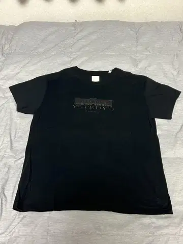 YSTRDY'S TMRRW 자수 로고 블랙 티셔츠 프릭스 스토어
