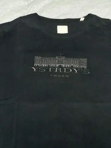 YSTRDY'S TMRRW 자수 로고 블랙 티셔츠 프릭스 스토어