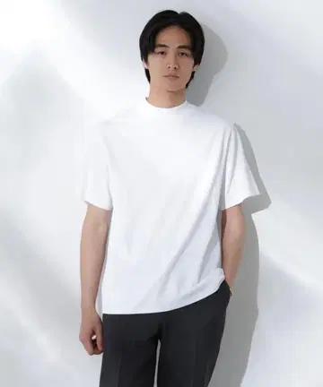 나노 유니버스 모크넥 레귤러 실루엣 티셔츠