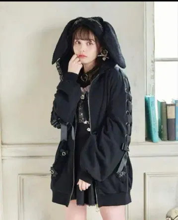 LIZLISA 리즈리사 토끼 레이스업 슬리브 후드티 블랙