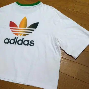 새상품급 아디다스 오리지널 크롭 숏 로고 티셔츠