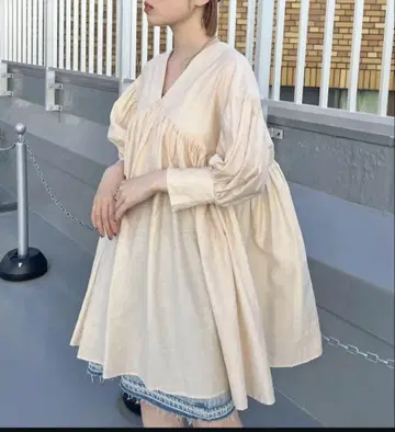 KBF 볼륨 개더 미니 원피스 L.BEIGE