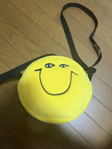 EGUMI SMILE SHOULDER BAG 에구치 타쿠야