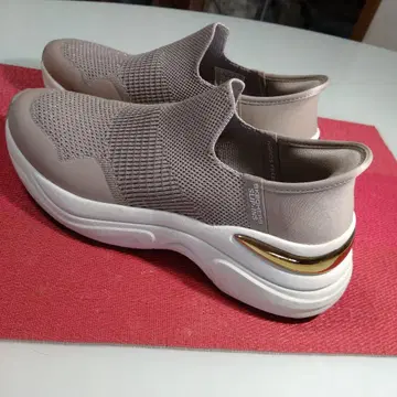 Skechers 베이지 슬립온