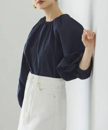NOBLE 타프타 볼륨 블라우스 네이비