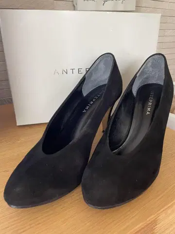 ANTEPRIMA 블랙 스웨이드 펌프스 24.5