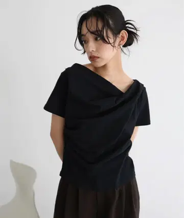 드레이프 디자인 반팔 티셔츠 블랙