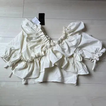 프릴이 달린 아이보리 캐주얼 상의