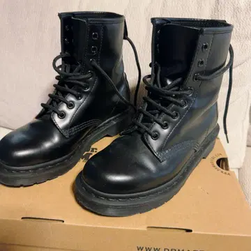 새상품급 Dr.Martens 닥터마틴 8홀 23cm 블랙 UK4