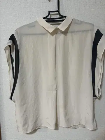 라디에이트 반팔 상의 뒷면 지퍼