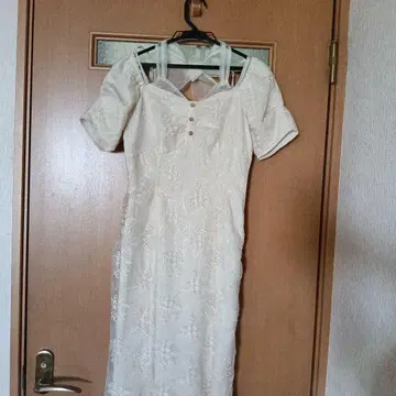 오프숄더 크림색 원피스