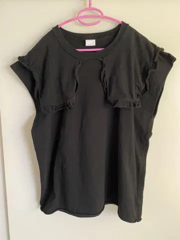 CITYSHOP 블랙 프릴 슬리브리스 티셔츠