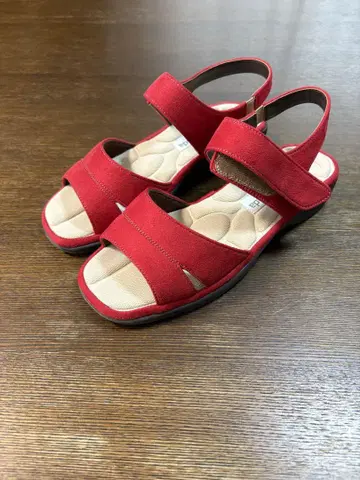 빨간색 스웨이드풍 오픈토 컴포트 샌들