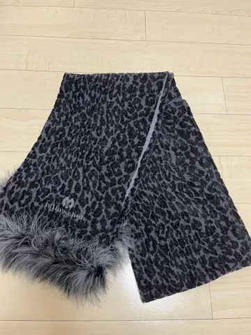 밀라 쇤 레오파드 무늬 퍼 머플러 그레이 계열