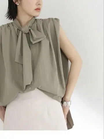 NATURAL BEAUTY BASIC 형태 숄더 보우 블라우스 카키