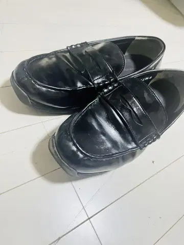 블랙 가죽 로퍼 스터드 장식