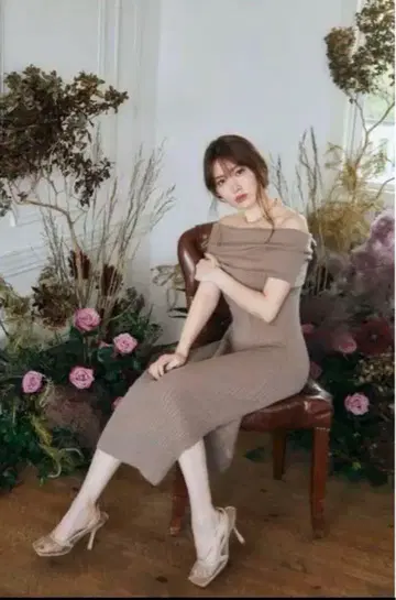 어깨가 드러나는 리브 니트 드레스