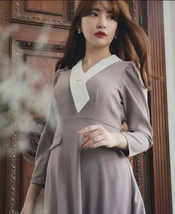 그녀의 입술을 Chantilly Midi 드레스에