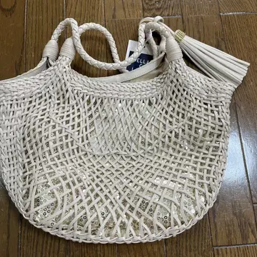 아이보리 메쉬 디자인 바스켓백