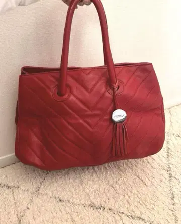새상품급 훌라 FURLA 토트백 가죽 블랙 V 스티치