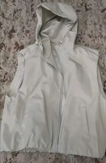 화이트 후드 부착 베스트
