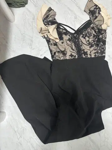 프릴이 달린 블랙 베이지 롱 드레스 L 사이즈