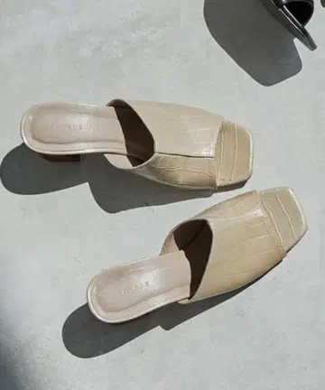 애뉴언스 오픈토 에코 가죽 샌들