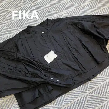 FIKA 크롭 턱 블라우스