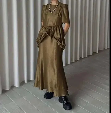 AMERI 카키 프릴 디자인 롱 원피스