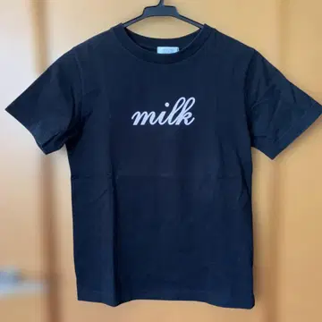 새상품급 MILK 블랙 티셔츠