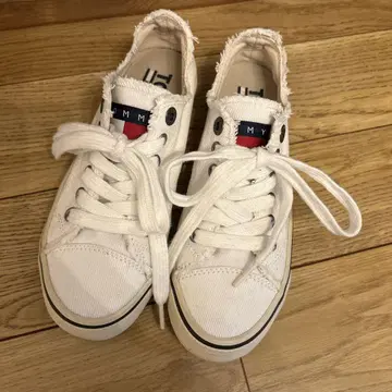 TOMMY JEANS 화이트 스니커즈 프린지 엣지