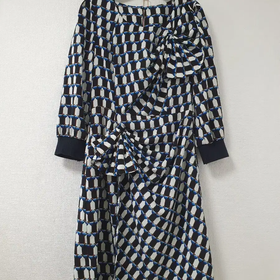 【韓国発】shirring pattern long one piece Shirring Pattern Onepiece on Bunjang Global Site.