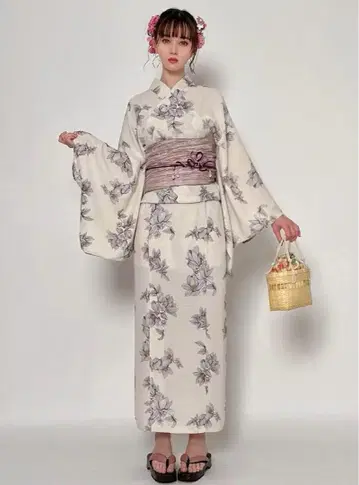 꽃무늬 유카타와 보라색 오비