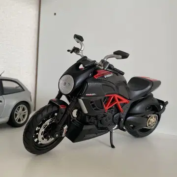 최저가 두카티 DIAVEL 1/12 스케일 모델 바이크 박스 있음