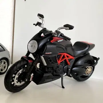 최저가 두카티 DIAVEL 1/12 스케일 모델 바이크 박스 있음
