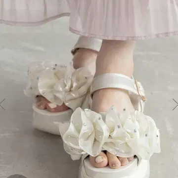 RANDA 볼륨 프릴 샌들