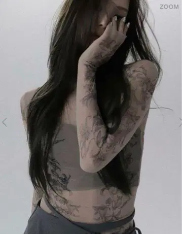 레이디 리리 타투 상의를 검은색으로 녹여보세요.