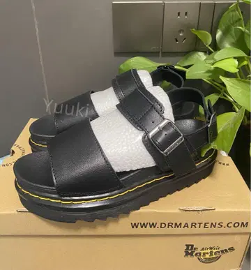 Dr.Martens 닥터마틴 클라리사 스터드 벨트 샌들