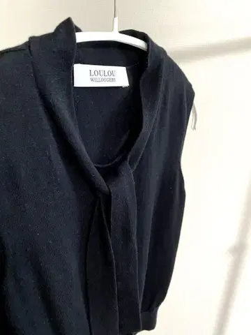 LOULOU WILLOUGHBY 블랙 슬리브리스 니트