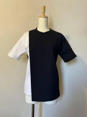 HYKE 비대칭 컷 티셔츠